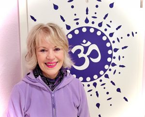 Ulrike Krege - YogaKrege - vor einem Yoga-Symbol