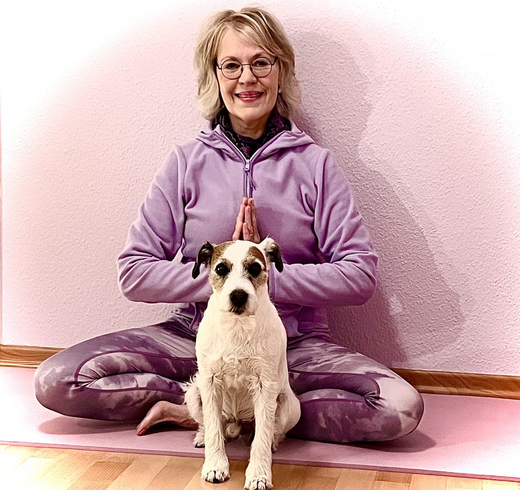 Ulrike Krege -YogaKrege - zusammen mit ihren zusammen mit ihrem Hund.